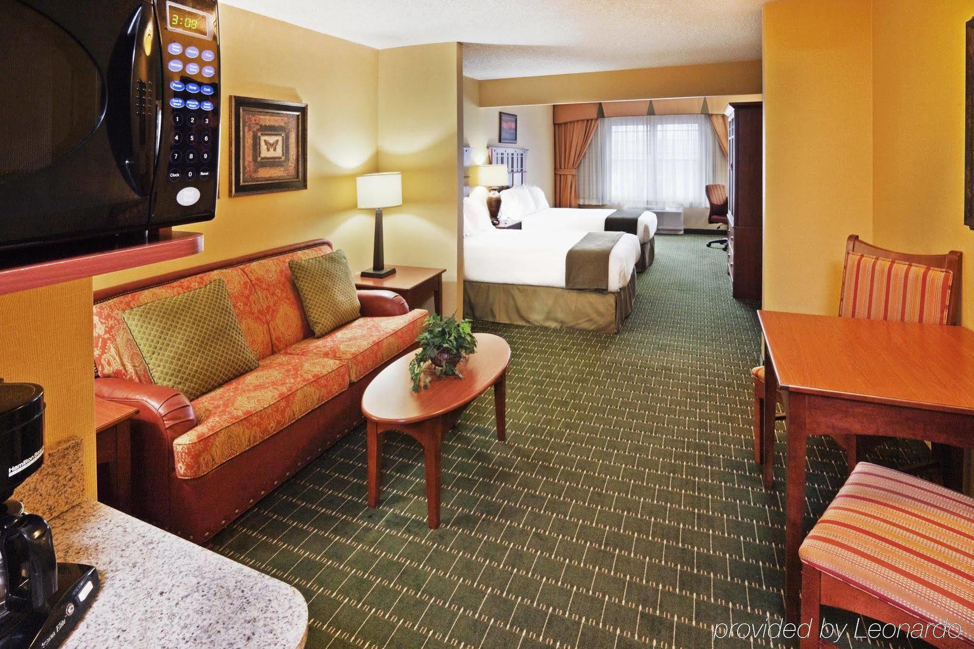 The Q Hotel & Suites Springfield Room photo