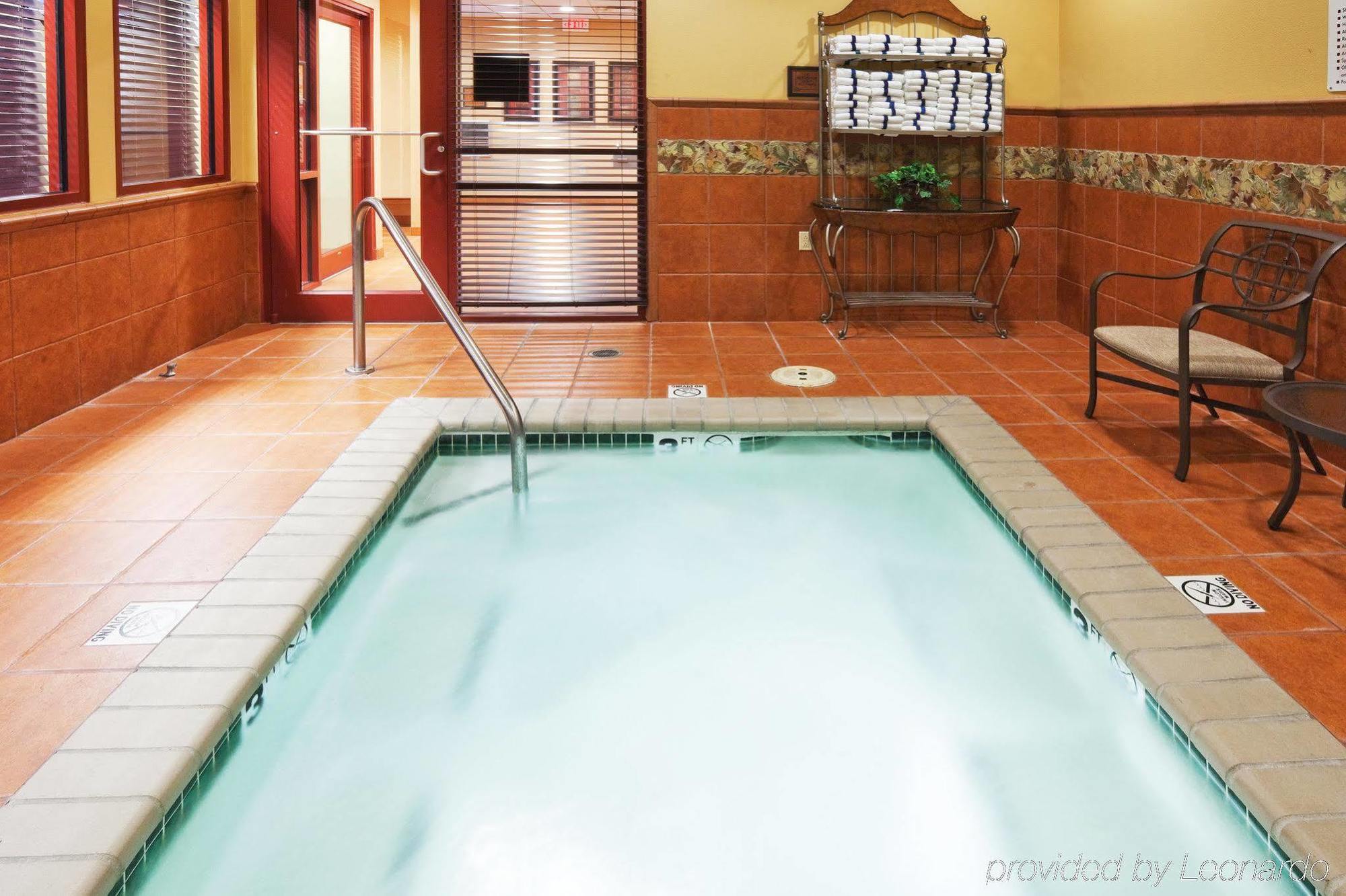 The Q Hotel & Suites Springfield Facilities photo